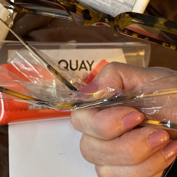 Quay sunglasses NWT with plastic case animal print - Picture 10 of 10